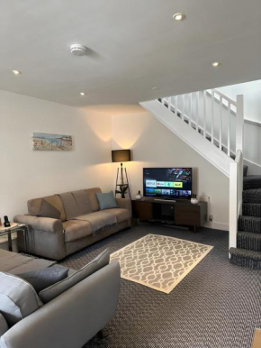 Amo Mews House - Central, Private Patio & Free Parking